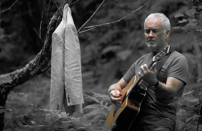 Pepe Piña con guitarra y chaqueta